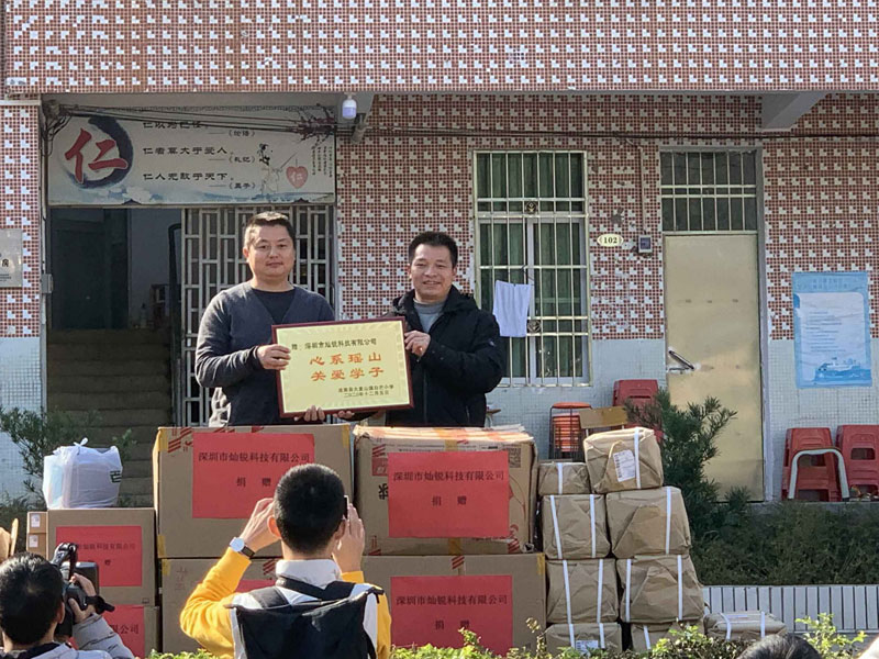 Canrill Doa para a Escola Primária Baimang na cidade de Qingyuan